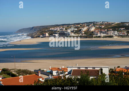 La recherche à travers l'entrée de la lagune d'Obidos à Foz do Arelho sur l'Atlantique, Côte d'argent ou Costa de Prata au Portugal Banque D'Images