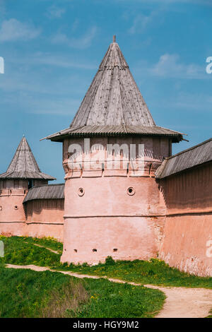 Anciens remparts et tours de Suzdal Kremlin. Le Kremlin de Souzdal datant du 10e siècle. Banque D'Images