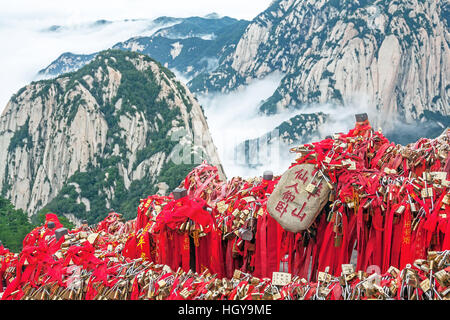 Huashan majestueux des montagnes avec des rubans rouges et mémorable de cadenas traditionnels dans les amoureux de montagnes Huashan, Chine Banque D'Images