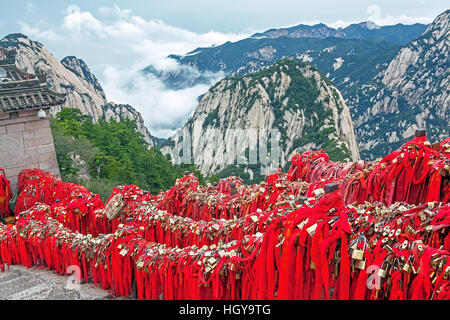 Huashan majestueux des montagnes avec des rubans rouges et mémorable de cadenas traditionnels dans les amoureux de montagnes Huashan, Chine Banque D'Images