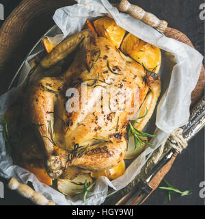 Close-up de poulet rôti avec oganges, boulgour et romarin Banque D'Images