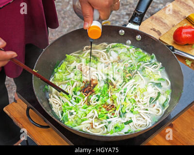 Nouilles chinoises traditionnelles au marché. Conceptuellement, la nouille est la principale nourriture des pauvres en Asie. Banque D'Images