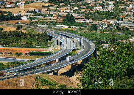 Motion Voitures sur autoroute près de Mijas en Espagne, en Europe. Banque D'Images