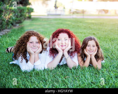 Red-haired mère et ses deux filles Banque D'Images