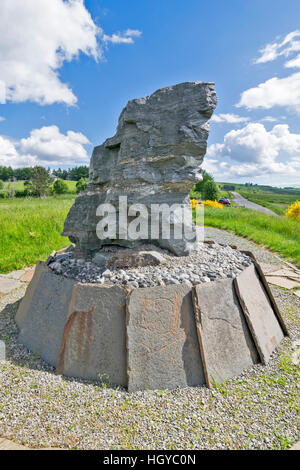 NEIL GUNN MEMORIAL ORILLIA près d'INVERNESS AU DÉBUT DE L'été, dalles avec images sculptées Banque D'Images