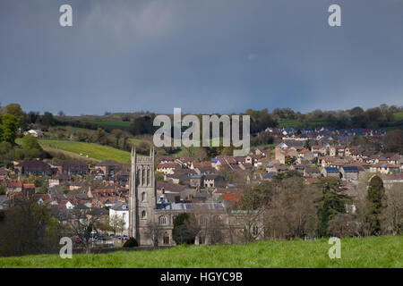 Vue depuis une colline à côté du pigeonnier historique de la petite ville de Bruton et les terres agricoles environnantes à Somerset, Angleterre Banque D'Images