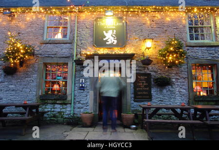 L'extérieur de Red Lion public house, un pub traditionnel décoré pour Noël à Litton Angleterre Derbyshire Peak District Banque D'Images