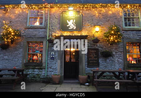 L'extérieur de Red Lion public house, un pub traditionnel décoré pour Noël à Litton Angleterre Derbyshire Peak District Banque D'Images