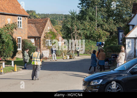 Cast et son équipage attendent entre les scènes pour filmer sur place la série 2017 de meurtres de Midsomer, à Turville, Buckinghamshire, en Angleterre. Banque D'Images