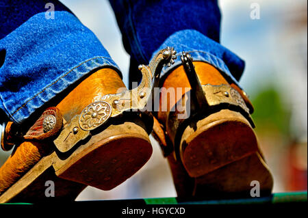 Les bottes de cow-boy avec éperons attachés. Banque D'Images