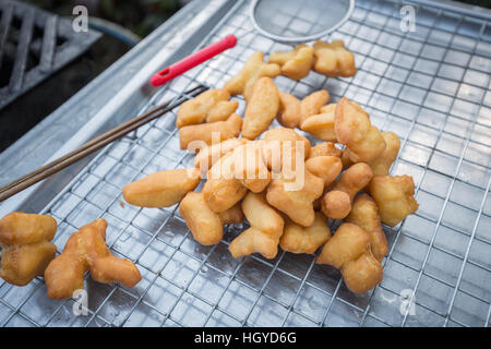 Fermer l'accent sur la pâte frite stick mis sur la calandre en acier inoxydable bac pour se préparer à servir. Banque D'Images