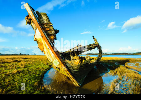 Bateau à l'abandon de l'arc à côté de la rivière Wyre près de Lancashire Fleetwood Banque D'Images