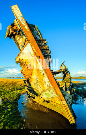 Bateau à l'abandon de l'arc à côté de la rivière Wyre près de Lancashire Fleetwood Banque D'Images