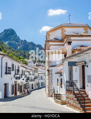 Espagne, Andalousie, province de Cadix, village de Grazalema avec vue sur le Penon Grande éperon rocheux Banque D'Images