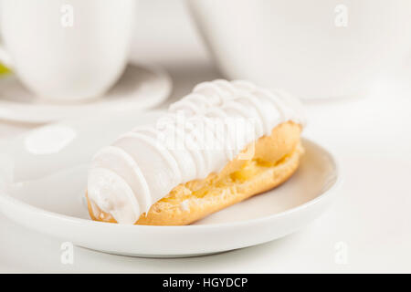 Bomba de chocolat. Un traditionnel brésilien eclair sur un fond blanc. Banque D'Images