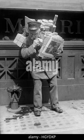 La livraison du courrier et paquets Mailman, New York City, New York, USA, Bain News Service, Mai 1920 Banque D'Images