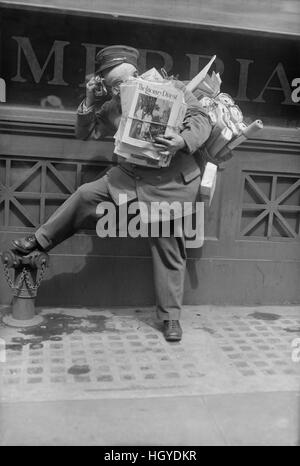 La livraison du courrier et paquets Mailman, New York City, New York, USA, Bain News Service, Mai 1920 Banque D'Images