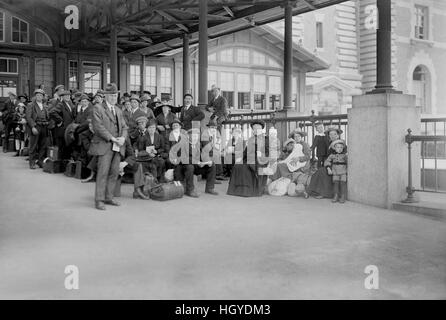 L'arrivée d'immigrants en attente d'examen, Ellis Island, New York City, New York, USA, Bain News Service, 1920 Banque D'Images