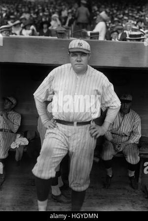 Babe Ruth, joueur de Ligue Majeure de Baseball, New York Yankees, Portrait debout en pirogue, Bain News Service, 1921 Banque D'Images