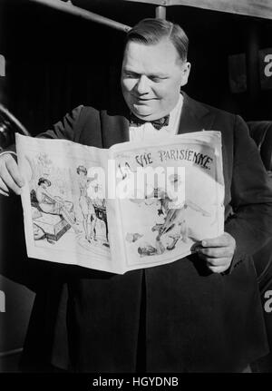 L'acteur américain, Roscoe 'Fatty' Arbuckle, Portrait lecture journal français, La Vie Parisienne, Bain Nouveau Service, 1921 Banque D'Images