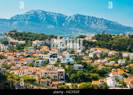 Vue panoramique urbain, paysage urbain de Marseille, France. Journée ensoleillée avec ciel bleu. Banque D'Images