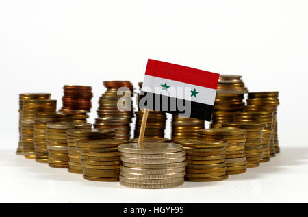 De brandir le drapeau de la Syrie avec pile de pièces en argent Banque D'Images
