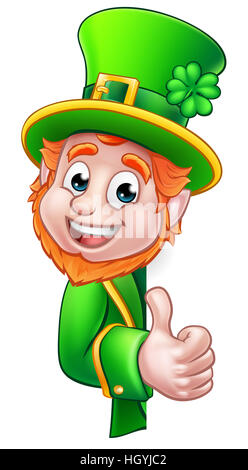 St Patricks Day Leprechaun Cartoon character peeking autour d'un signe et de donner un coup de pouce Banque D'Images