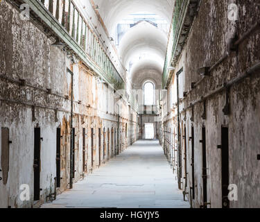 Ancienne prison intérieur avec des murs en brique Banque D'Images