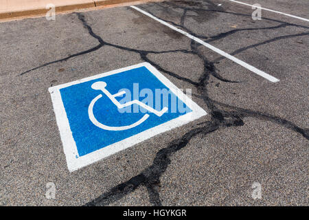 Symbole handicapés sur une place de stationnement. Banque D'Images