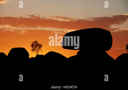 Silhouette du Devil's Marbles (Karlu Karlu), coucher de soleil, Territoire du Nord, Australie Banque D'Images