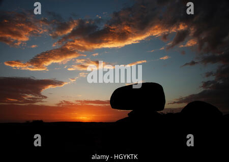 Silhouette du Devil's Marbles (Karlu Karlu), coucher de soleil, Territoire du Nord, Australie Banque D'Images