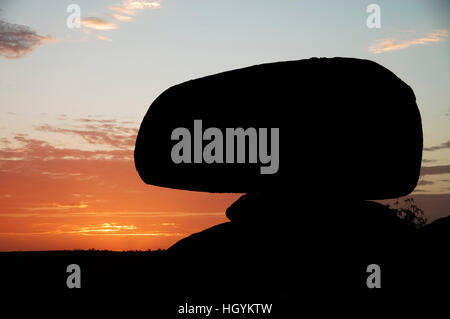 Silhouette du Devil's Marbles (Karlu Karlu), coucher de soleil, Territoire du Nord, Australie Banque D'Images