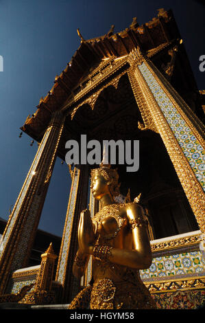 Statue d'or (Apsonsi) Wat Phra Kaew temple Bangkok Thailande Asie Banque D'Images
