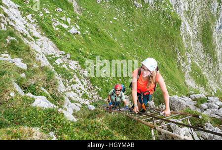 Randonneurs sur le sentier de randonnée, via ferrata, Mittenwalder Höhenweg, Karwendel, Mittenwald, Allemagne Banque D'Images