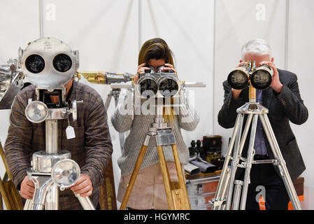 Londres, Royaume-Uni. 13 janvier 2017. Inspecter les téléspectateurs jumelles antique. L'AFE inaugural Londres : Antiquités Art Interiors juste ouvre à Londres avec Excel 120 concessionnaires présentation des œuvres pour les premiers acheteurs et futurs collectionneurs. © Stephen Chung / Alamy Live News Banque D'Images