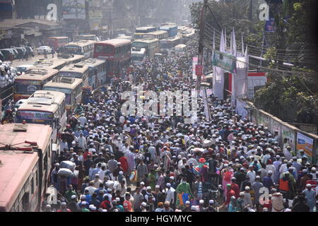 Les dévots musulmans se réunissent pour offrir des prières vendredi midi à la Congrégation Musulmane, également connu sous le nom de Biswa Ijtema, à Tongi, quelque 30 km au nord de Dhaka le 13 janvier 2017. Les musulmans jointes en prière sur les rives d'un fleuve au Bangladesh en tant que deuxième plus grande congrégation islamique a commencé. Banque D'Images