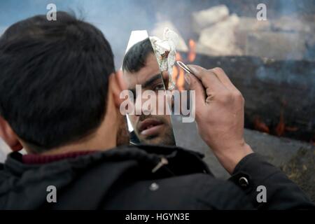 L'Europe, la Serbie, Belgrade, 13 Janvier 2017 : Des milliers de migrants afghans sont bloqués dans la capitale serbe, vivant dans des entrepôts abandonnés, dans des conditions inhumaines avec des températures atteignant -20 degrés. Les migrants afghans attendent depuis des mois la possibilité d'ouverture de la frontière hongroise de Serbie afin d'accéder à l'Europe. Photo © Danilo Balducci/Sintesi/Alamy Live News Banque D'Images