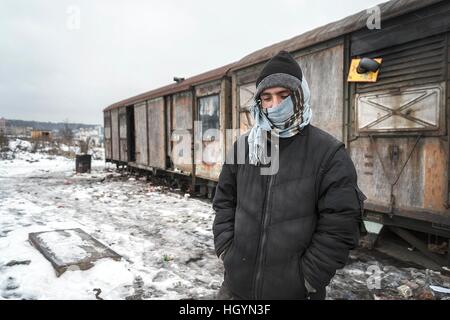 L'Europe, la Serbie, Belgrade, 13 Janvier 2017 : Des milliers de migrants afghans sont bloqués dans la capitale serbe, vivant dans des entrepôts abandonnés, dans des conditions inhumaines avec des températures atteignant -20 degrés. Les migrants afghans attendent depuis des mois la possibilité d'ouverture de la frontière hongroise de Serbie afin d'accéder à l'Europe. Photo © Danilo Balducci/Sintesi/Alamy Live News Banque D'Images