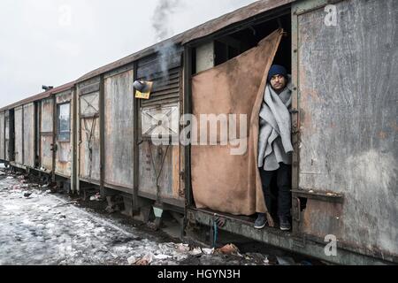 L'Europe, la Serbie, Belgrade, 13 Janvier 2017 : Des milliers de migrants afghans sont bloqués dans la capitale serbe, vivant dans des entrepôts abandonnés, dans des conditions inhumaines avec des températures atteignant -20 degrés. Les migrants afghans attendent depuis des mois la possibilité d'ouverture de la frontière hongroise de Serbie afin d'accéder à l'Europe. Photo © Danilo Balducci/Sintesi/Alamy Live News Banque D'Images