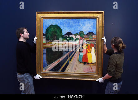 Potsdam, Allemagne. 13 Jan, 2017. Les travailleurs à l'ouverture récente du Musée d'Art de Barberini accrocher le peintre norvégien Edvard Munch's 'fille sur un pont' à Potsdam, Allemagne, 13 janvier 2017. Munch (1863-1944) a terminé la peinture en 1902. Il va prendre la place d'honneur dans le prochain 'Modern Classics' exposition qui s'ouvre sur le 23.01.17 dans le palais Barberini. Photo : Ralf Hirschberger/dpa-Zentralbild/dpa/Alamy Live News Banque D'Images