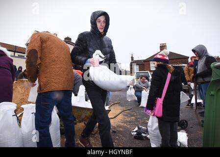 Great Yarmouth, Norfolk, Royaume-Uni. 13 févr. 2017. Les résidents d'Cobholm à Great Yarmouth, Norfolk UK utiliser tous les moyens à leur disposition des jouets pique, casseroles, chariots, poursuite et wheelie bins pour obtenir leurs sacs remplis, comme la ville de Norfolk se prépare pour l'occasion d'inondations graves comme les marées, les vents violents et l'hiver se combinent pour provoquer de graves avertissements d'inondations le vendredi 13 février 2017. Simon crédit Finlay/Alamy Live News Banque D'Images