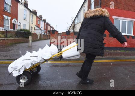 Great Yarmouth, Norfolk, Royaume-Uni. 13 févr. 2017. Les résidents d'Cobholm à Great Yarmouth, Norfolk UK utiliser tous les moyens à leur disposition des jouets pique, casseroles, chariots, poursuite et wheelie bins pour obtenir leurs sacs remplis, comme la ville de Norfolk se prépare pour l'occasion d'inondations graves comme les marées, les vents violents et l'hiver se combinent pour provoquer de graves avertissements d'inondations le vendredi 13 février 2017. Simon crédit Finlay/Alamy Live News Banque D'Images