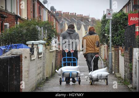 Great Yarmouth, Norfolk, Royaume-Uni. 13 févr. 2017. Les résidents d'Cobholm à Great Yarmouth, Norfolk UK utiliser tous les moyens à leur disposition des jouets pique, casseroles, chariots, poursuite et wheelie bins pour obtenir leurs sacs remplis, comme la ville de Norfolk se prépare pour l'occasion d'inondations graves comme les marées, les vents violents et l'hiver se combinent pour provoquer de graves avertissements d'inondations le vendredi 13 février 2017. Simon crédit Finlay/Alamy Live News Banque D'Images