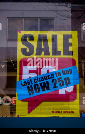 Londres, Royaume-Uni. 13 janvier 2017. Poundland publicité remises supplémentaires sur les articles en vente. © claire doherty/Alamy Live News Banque D'Images