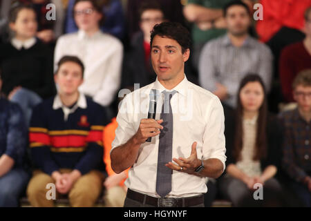 Kingston, Ontario, Canada. 12 Jan, 2017. Premier ministre Justin Trudeau parle lors d'une réunion publique à la salle du Souvenir à l'hôtel de ville de Kingston, en Ontario, le 12 janvier, 2017. © Lars Hagberg/ZUMA/Alamy Fil Live News Banque D'Images