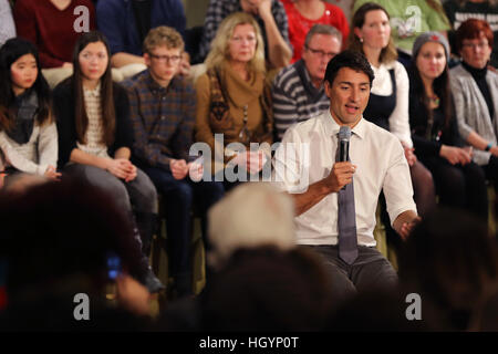 Kingston, Ontario, Canada. 12 Jan, 2017. Premier ministre Justin Trudeau parle lors d'une réunion publique à la salle du Souvenir à l'hôtel de ville de Kingston, en Ontario, le 12 janvier, 2017. © Lars Hagberg/ZUMA/Alamy Fil Live News Banque D'Images