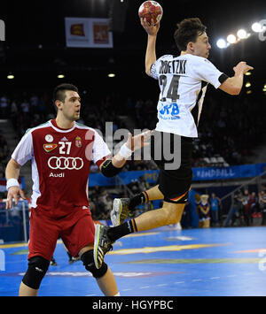 Rouen, France. 13 Jan, 2017. L'Allemagne Patrick Groetzki (R) et de la Hongrie. Banhidi Bence en action pendant la Coupe du Monde de handball masculin montage approprié entre l'Allemagne et la Hongrie dans la Kindarena de Rouen, France, 13 janvier 2017. Photo : Marijan Murat/dpa/Alamy Live News Banque D'Images