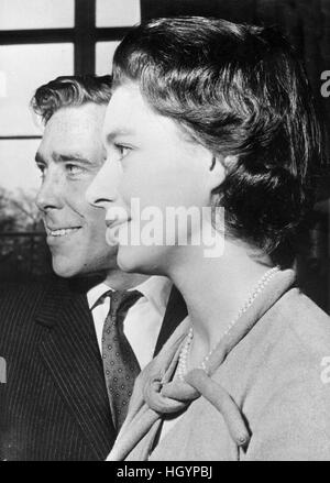 Fichier. 13 Jan, 2017. ANTONY CHARLES ROBERT ARMSTRONG-JONES, 1er comte de Snowdon (7 mars 1930 - 13 janvier 2017), communément connu sous le nom de Lord Snowdon, était un photographe et vidéaste. Il était marié à la princesse Margaret, plus jeune fille du roi George VI et sœur cadette de la reine Elizabeth II. Lord Snowdon est mort paisiblement à son domicile. Sur la photo : Princess Margaret avec Lord Snowdon ( Antony Armstrong Jones ) .Royal Lodge, Windsor 02-27-1960 (crédit Image : © Globe Photos/ZUMApress.com) Banque D'Images