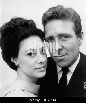 Fichier. 13 Jan, 2017. ANTONY CHARLES ROBERT ARMSTRONG-JONES, 1er comte de Snowdon (7 mars 1930 - 13 janvier 2017), communément connu sous le nom de Lord Snowdon, était un photographe et vidéaste. Il était marié à la princesse Margaret, plus jeune fille du roi George VI et sœur cadette de la reine Elizabeth II. Lord Snowdon est mort paisiblement à son domicile. Sur la photo : Lord Snowdon ( Antony Armstrong Jones ) Avec la princesse Margaret en 1960. © Globe Photos/ZUMAPRESS.com/Alamy Live News Banque D'Images