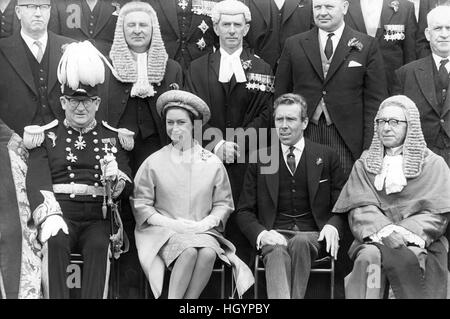 Fichier. 13 Jan, 2017. ANTONY CHARLES ROBERT ARMSTRONG-JONES, 1er comte de Snowdon (7 mars 1930 - 13 janvier 2017), communément connu sous le nom de Lord Snowdon, était un photographe et vidéaste. Il était marié à la princesse Margaret, plus jeune fille du roi George VI et sœur cadette de la reine Elizabeth II. Lord Snowdon est mort paisiblement à son domicile. Sur la photo : Princess Margaret et lord Snowdon ( Antony Armstrong Jones ) sur l'île de Man pour une tournée de trois jours 07-05-1965. © Globe Photos/ZUMAPRESS.com/Alamy Live News Banque D'Images